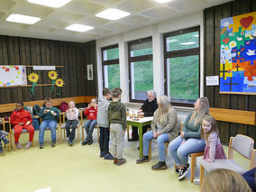 Symbolische Mantelteilung mit den Kommunionkindern (© Karl-Franz Thiede)
